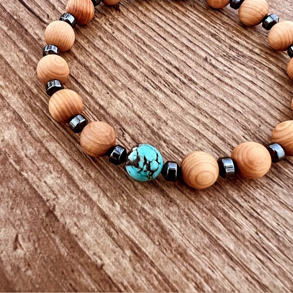 EQUINOX Bracelet feat. 8mm Cedar Wood beads &  turquoise stone - Picture 3 of 4